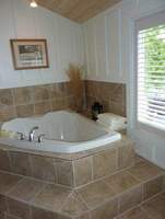 A
                  gorgeous soaker tub for two overlooking the lake in
                  your master bedroom